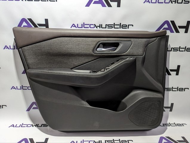 Облицовка водительской двери 809A16RR7A NISSAN