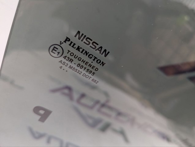 Стекло задней двери, правой 823003NL2A NISSAN