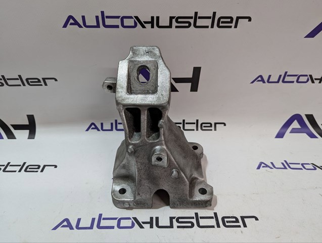 Кронштейн подушки (опоры) двигателя, правой LR033180 LAND ROVER