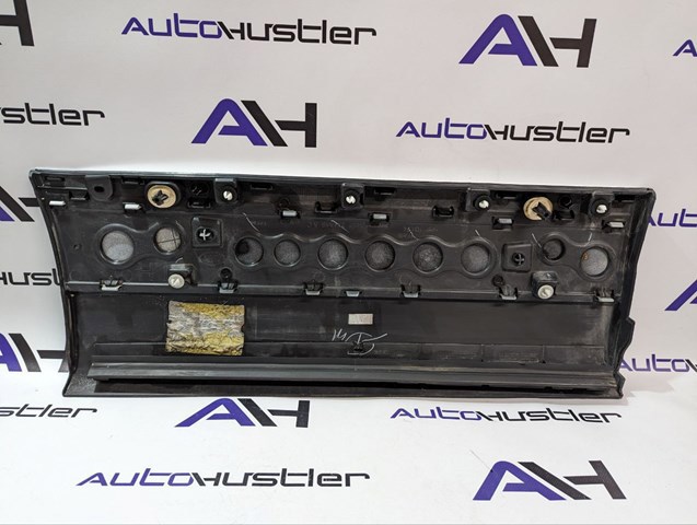 Накладка задней левой двери, нижняя LR038856 LAND ROVER