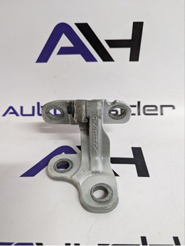 Дверной шарнир водительской вери LR073596 LAND ROVER