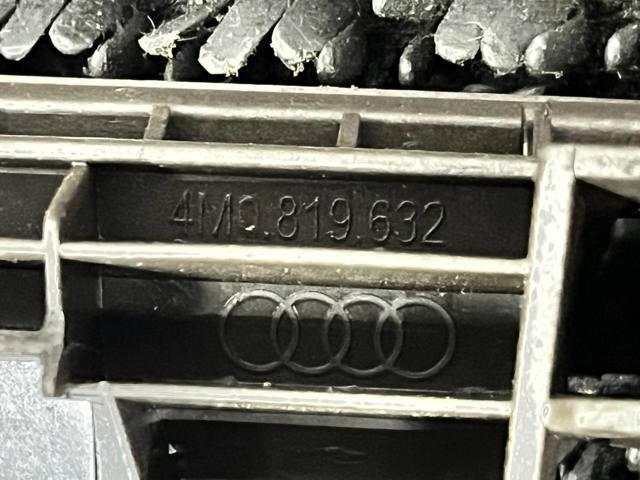 4M0819632 Решетка обдува лобового стекла на "торпедо" купить Львов