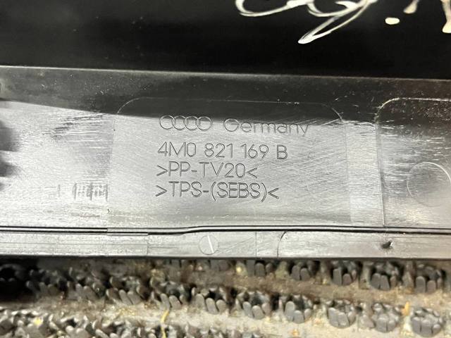 4M0821169B VAG Уплотнитель капота купить в Ирпень