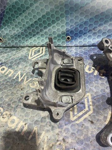 Крепление подушки коробки передач 112228161R RENAULT