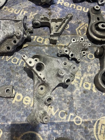 Кронштейн подушки (опоры) двигателя, левой 648606762R RENAULT