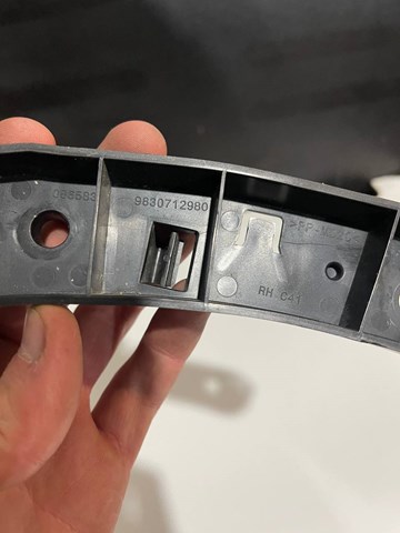 Направляющая переднего бампера, правая 9830712980 PEUGEOT