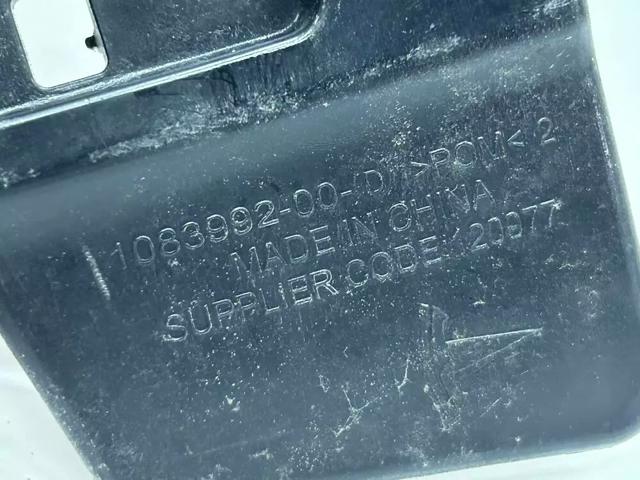 Суппорт/кронштейн крепления заднего фонаря, левый 108399200E TESLA