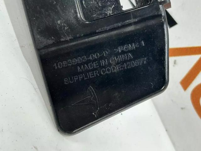 Суппорт/кронштейн крепления заднего фонаря, правый 108399300E TESLA