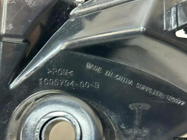 Кронштейн бампера переднего, внешний правый 109579400B TESLA
