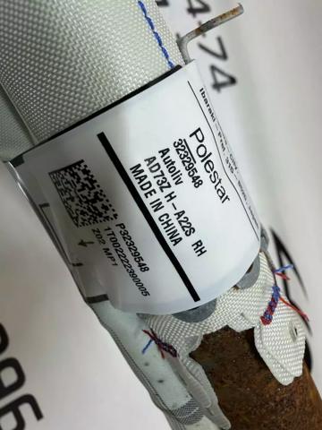 Шторка боковая правая 32329548 VOLVO
