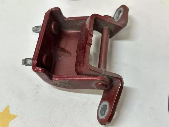 Петля задней двери, правой 824003NA1A NISSAN
