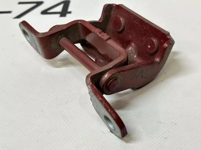 Петля задней двери, левой 824013NA1A NISSAN