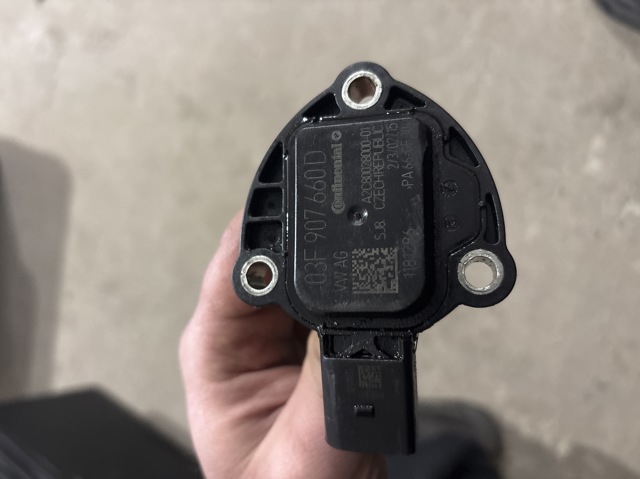 Датчик уровня масла двигателя 03F907660D VAG