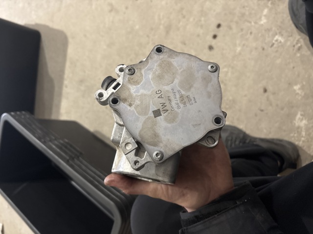Вакуумный насос 06L145100F VAG