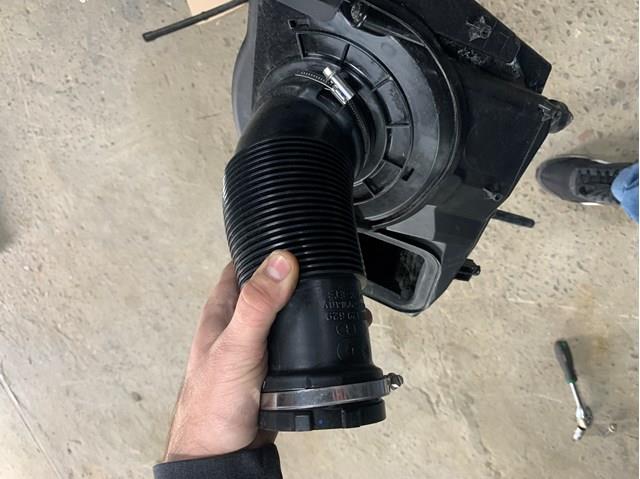 06M129629 Патрубок воздушный, выход воздушного фильтра купить Каменское