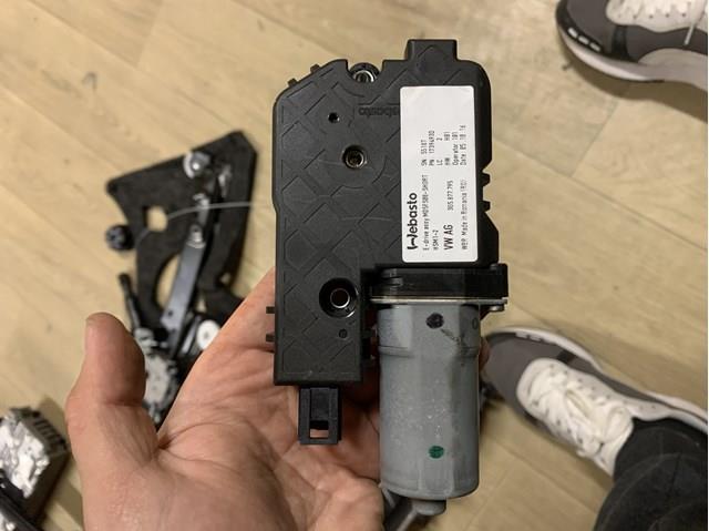 Мотор привода люка 3G5877795 VAG