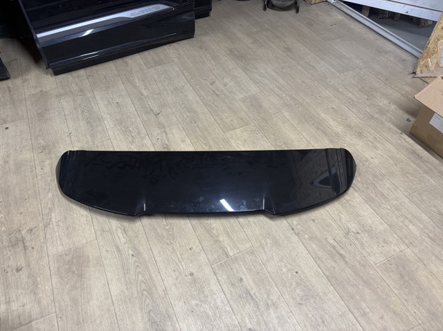 Спойлер крышки багажника 4M0827933AGRU VAG
