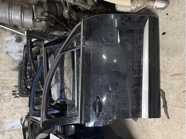 Пассажирская передняя дверь 4M0831052F VAG