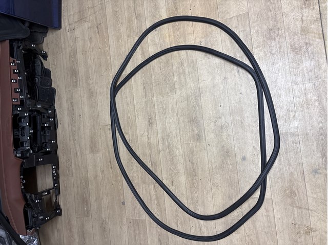 Уплотнитель двери задней, (на кузове) 4M0833721C VAG