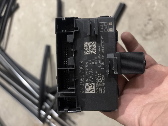 4M0959795N VAG Блок комфорта задней двери купить в Сумы