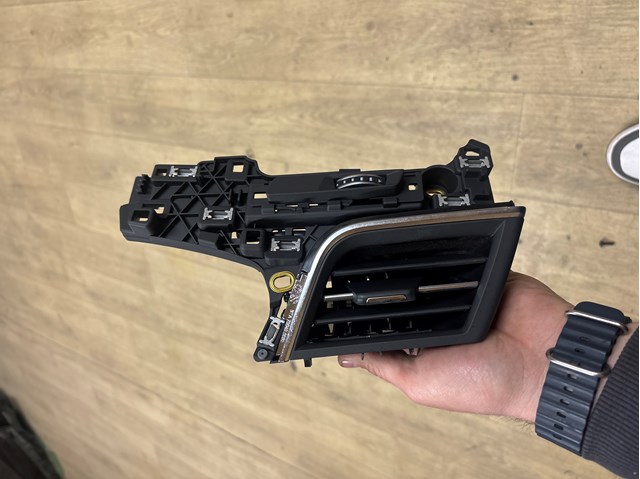 Решетка воздуховода левая 4M1820901AN6PS VAG