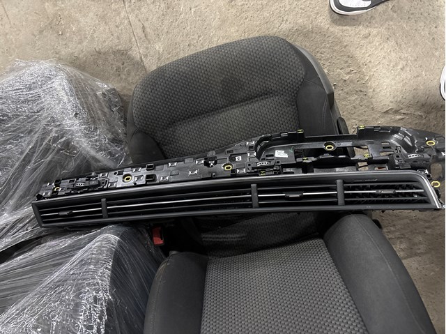 Решетка вентиляции салона на "торпедо", правая 4M1820902R6PS VAG