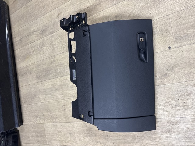 4M885703524A Ящик перчаточный (бардачок) купить Чернигов