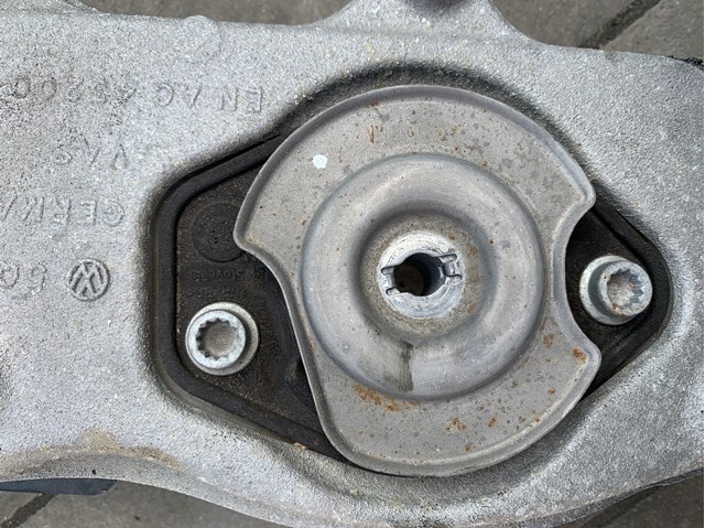 Подушка трансмиссии (опора коробки передач), левая 5QE199555D VAG