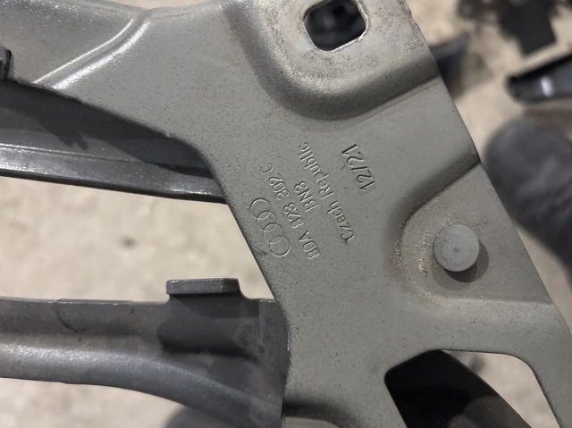 VAG 80A823302C Петля капота правая в наличии Ирпень