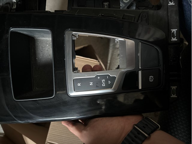Накладка селектора переключения передач 80B713111C VAG