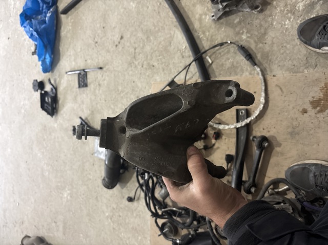 Кронштейн подушки (опоры) двигателя, левой 8K0199307CC VAG