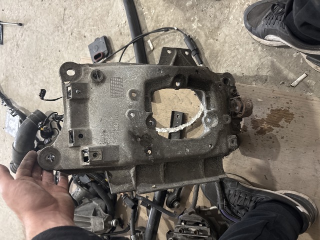VAG 8K0399263BA Балка крепления коробки передач в наличии Винница