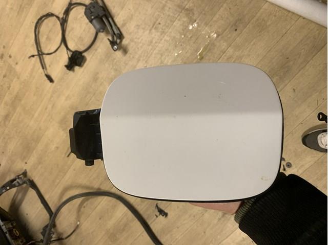 8R0809999B Корпус заливной горловины топливного бака купить Житомир