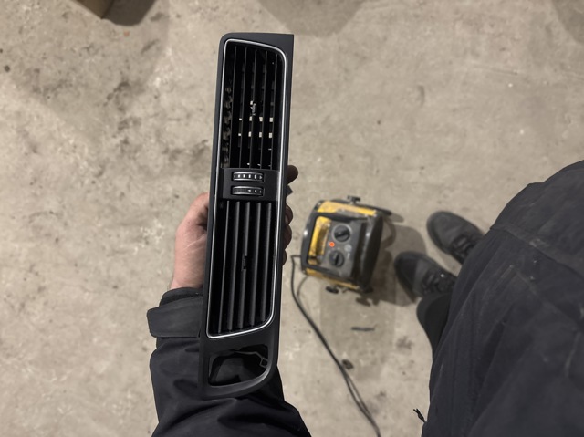 Решетка воздуховода 8R1820951GWVF VAG