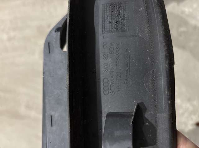8V0821170C VAG Заглушка жабо боковая купить в Ирпень