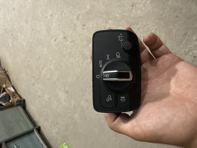 Переключатель света фар на "торпедо" 8V0941531AA VAG