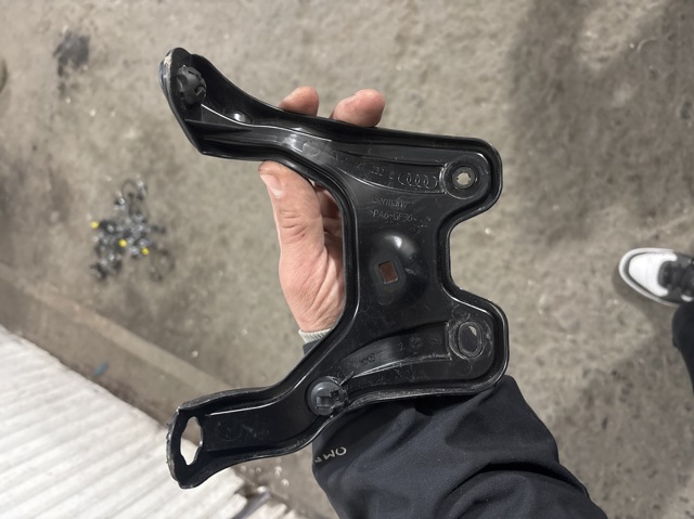 8W0121232L VAG Кронштейн расширительного бачка купить в Ирпень