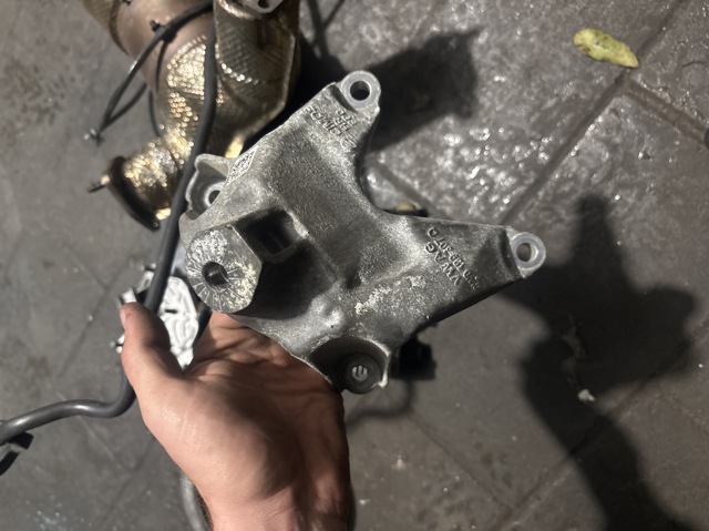 Кронштейн подушки (опоры) двигателя, левой 8W0199307L VAG