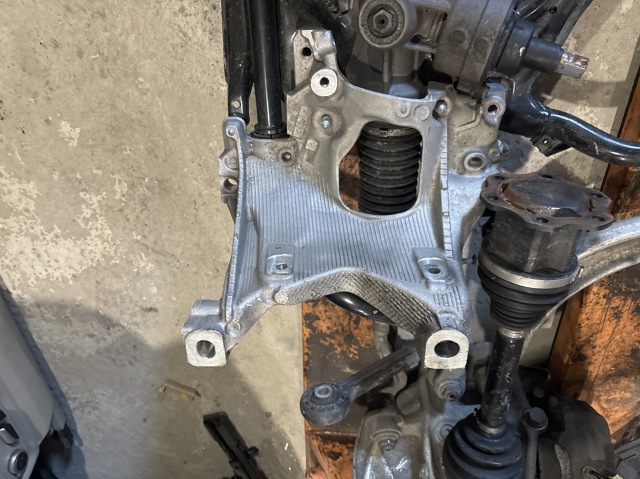 Кронштейн передней балки 8W0399295E VAG