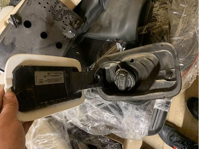 Заливная горловина топливного бака 8W0809906 VAG