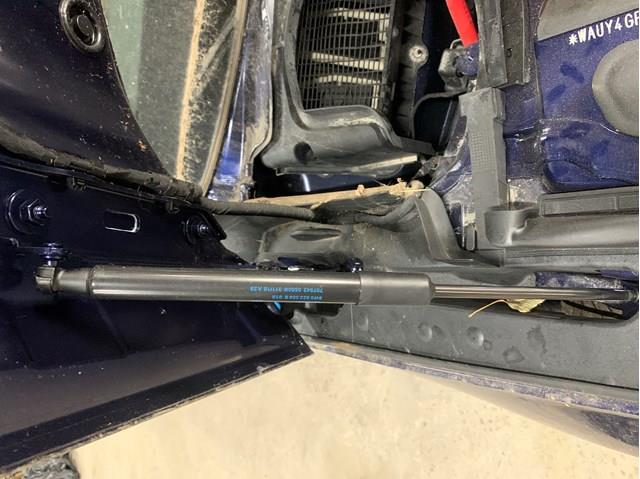 8W0823359C Амортизатор капота купить Полтава