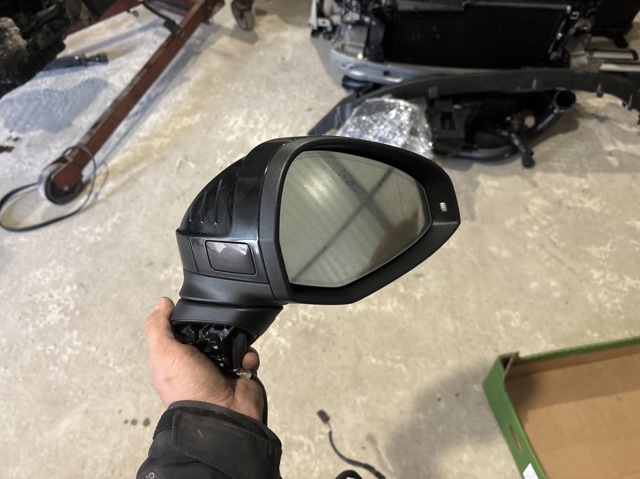 Наружное зеркало правое 8W8857410D9B9 VAG