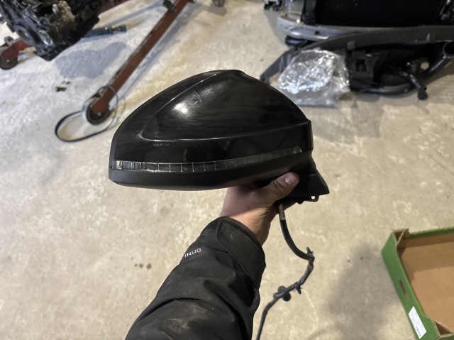 VAG 8W8857410D9B9 Правое зеркало в наличии Черновцы