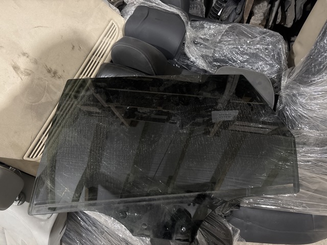 Стекло задней двери, левой 8W9845205B VAG