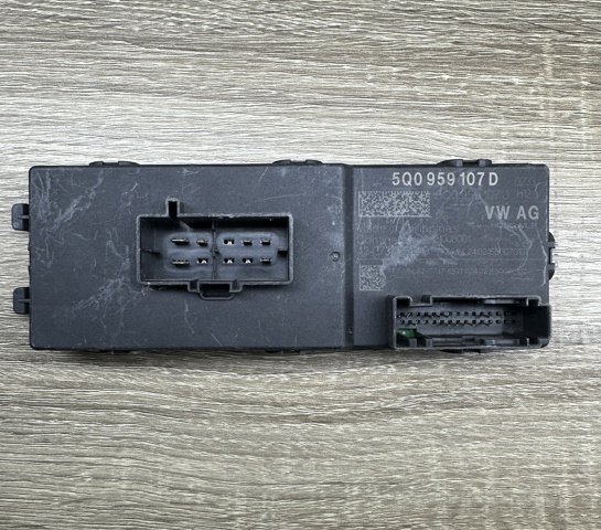Блок управления открытия крышки багажника 5Q0959107D VAG