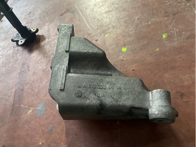 MERCEDES A6132230404 Кронштейн подушки (опоры) двигателя левой в наличии Тернополь