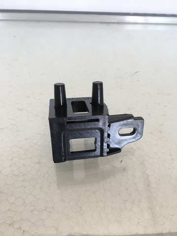 Отбойник капота KS7Z16758A КИТАЙ