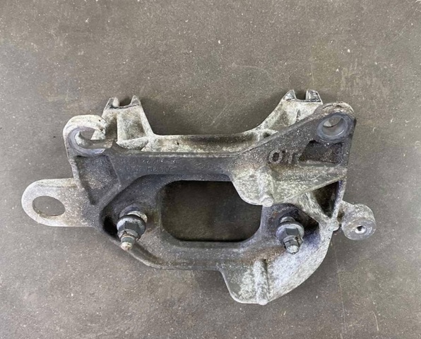 Кронштейн подушки (опоры) двигателя, левой 112221641R NISSAN