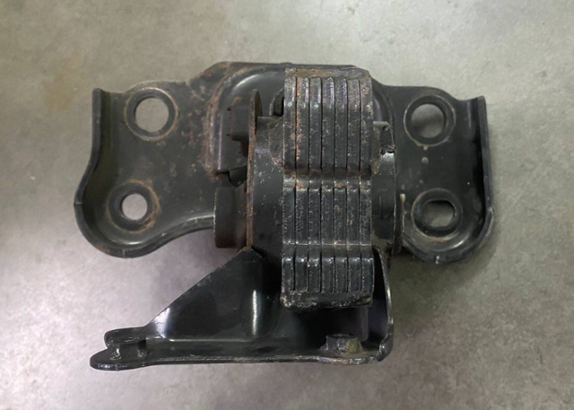 Подушка (опора) двигателя, левая 123720T270 TOYOTA