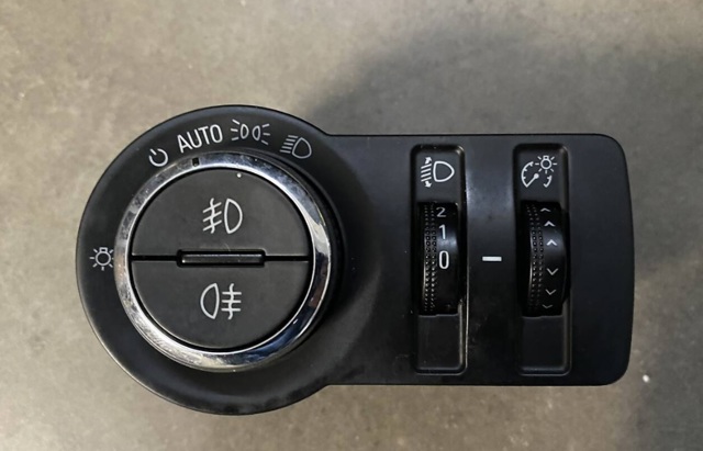 Переключатели электрические (переключатель света центральный) 13301752 GM